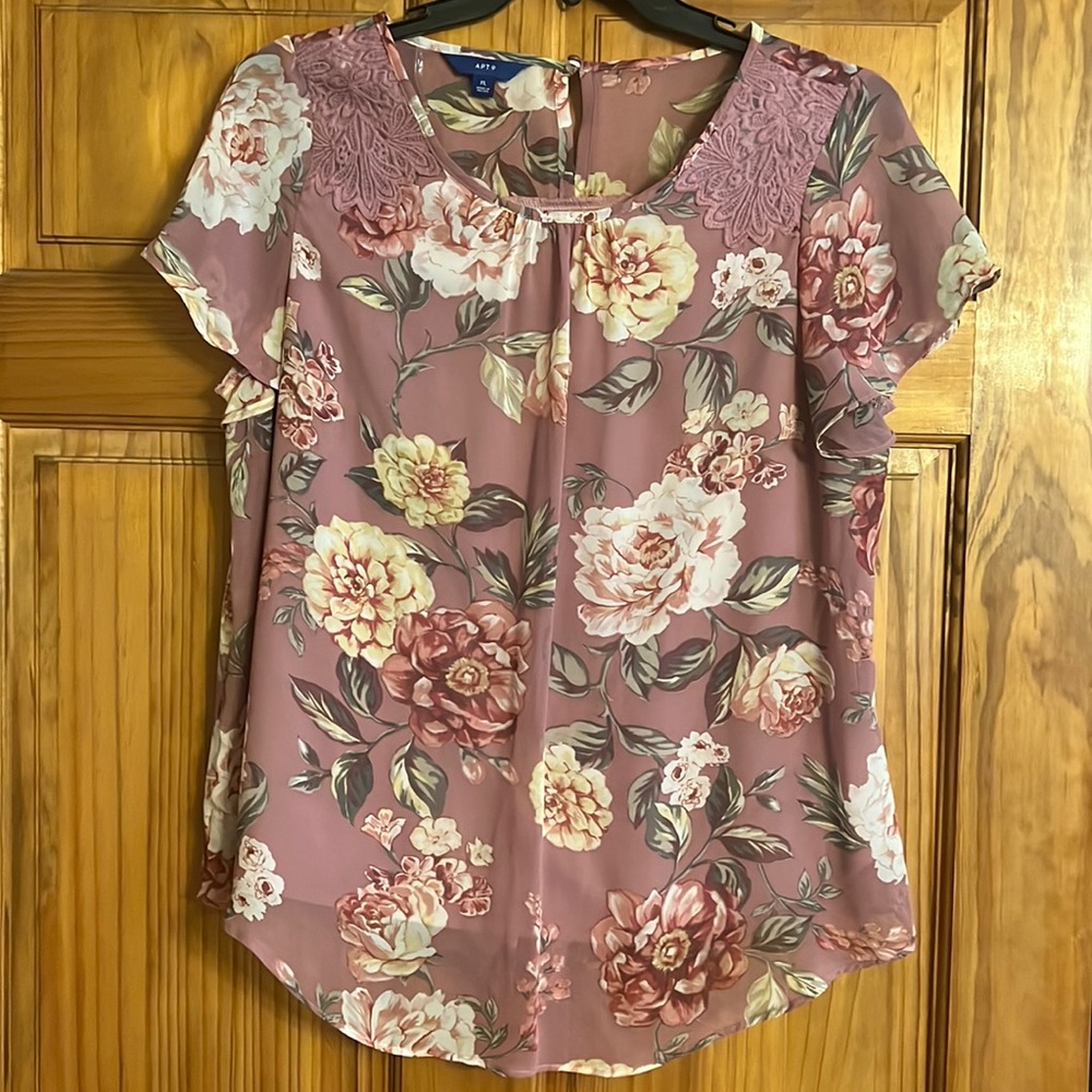 Brand New w/o tags Women's APT. 9 Mauve Floral blouse